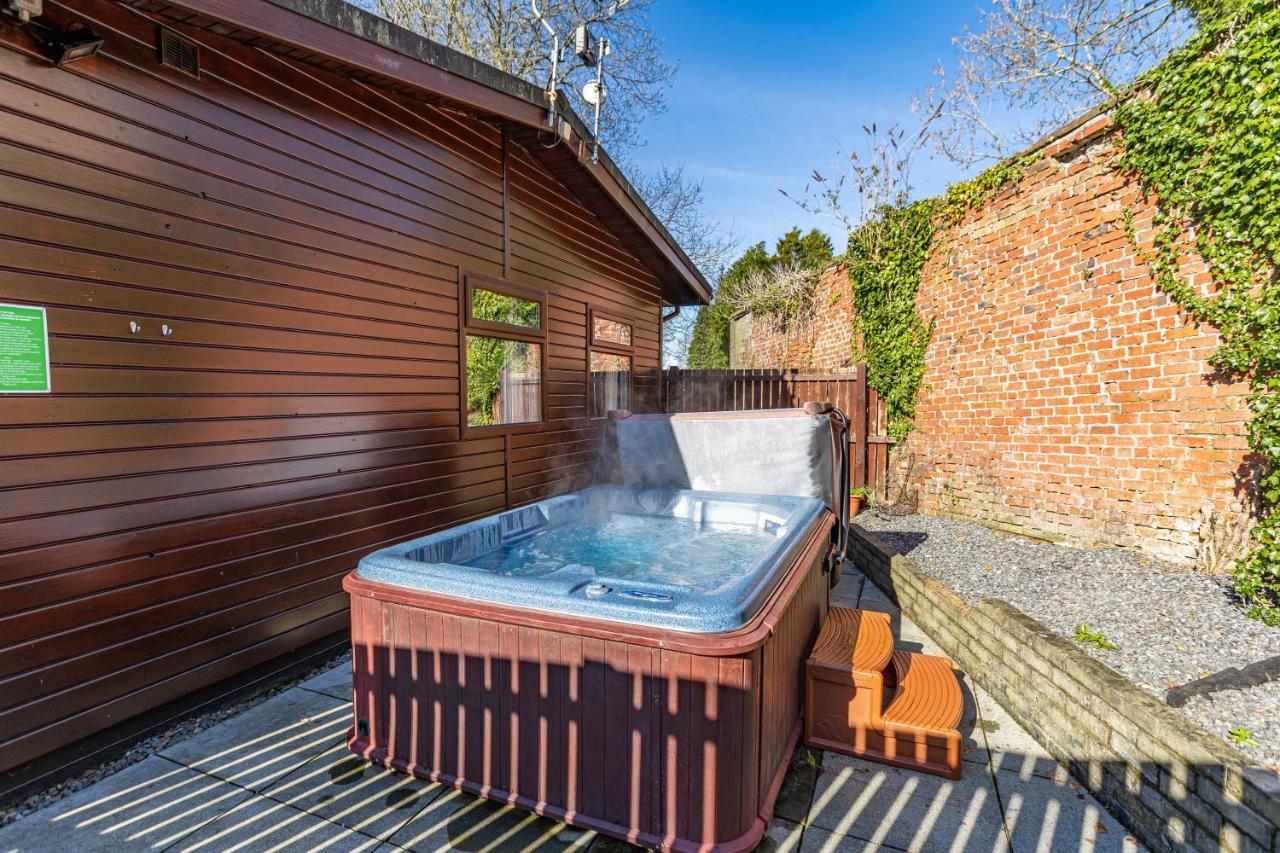 Bluebell Lodge 7 With Hot Tub Нютън Стюарт Екстериор снимка